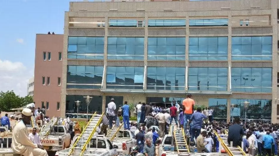 عمال ورش الرافعات في السودان