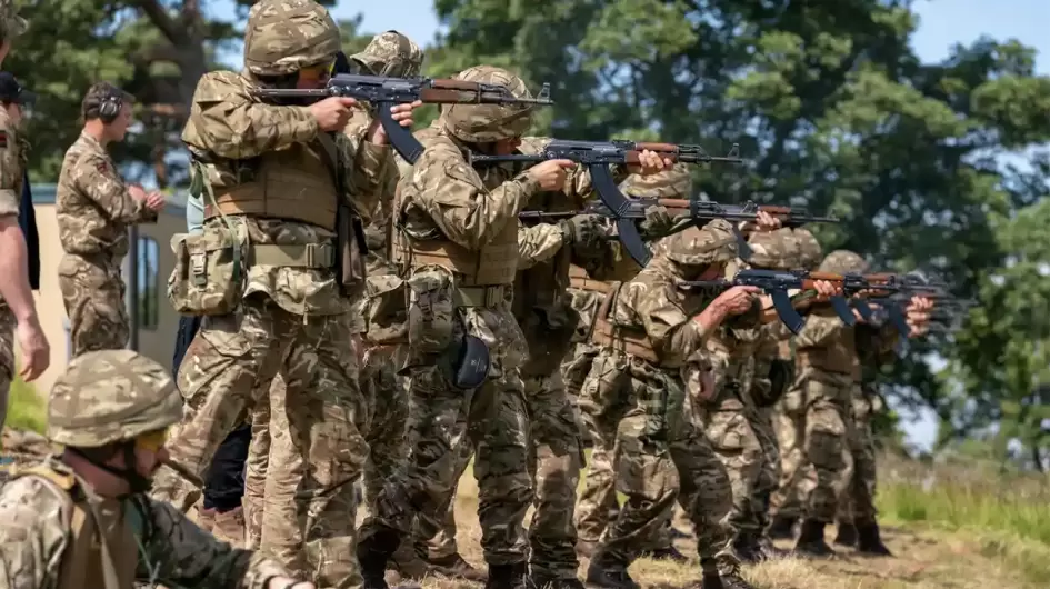 جنود اوكرانيين يتدربون في بريطانيا
