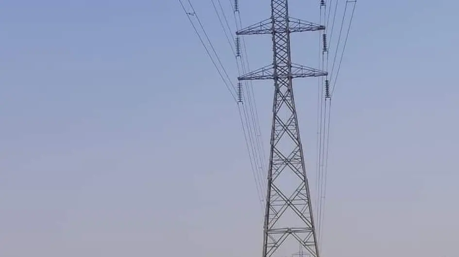 شاب يتسلق عمود ضغط عالي بغرض الانتحار
