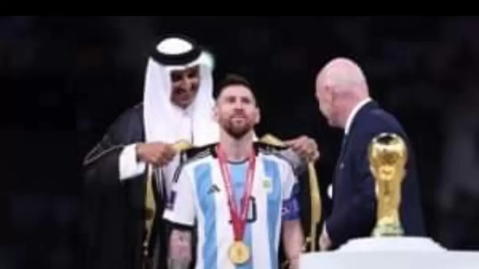 أمير قطر يقوم باهداء عباءة قطرية بصحبة رئيس الاتحادي الدولي لكرة القدم