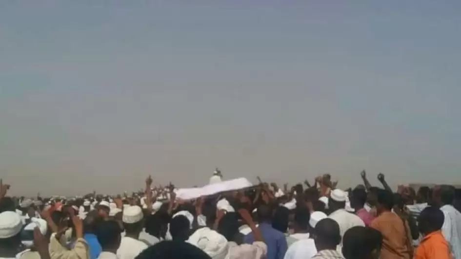 مواطنون يحملون قتيلا بمحلية السرف شمال دارفور