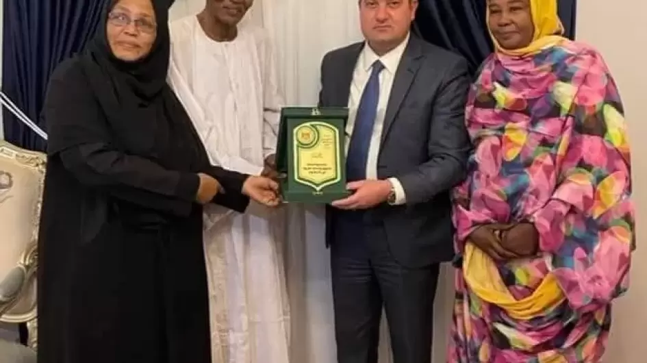 السفير المصري يكرم أسرة سودانية