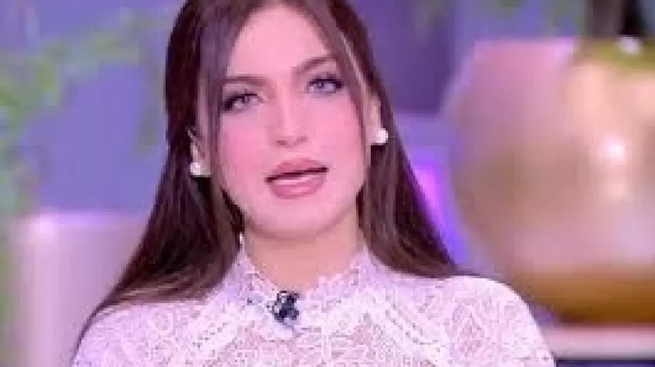 المذيعة ياسمين عز