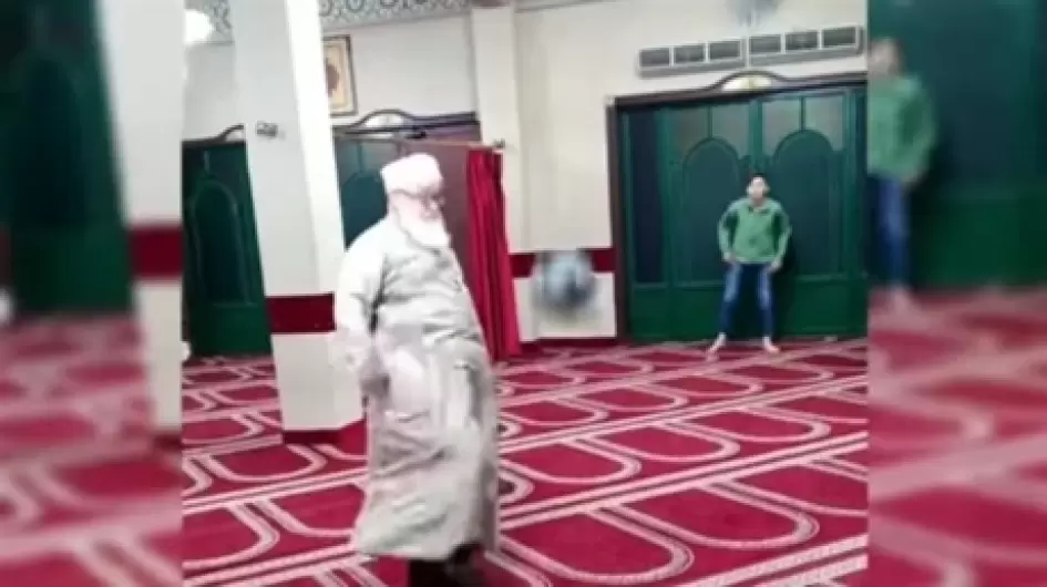 أمام يلعب كرة القدم داخل المسجد