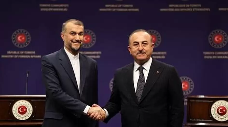 وزير الخارجية التركي مولود تشاووش أوغلو ووزير الخارجية الإيرانية حسين أمير عبد اللهيان